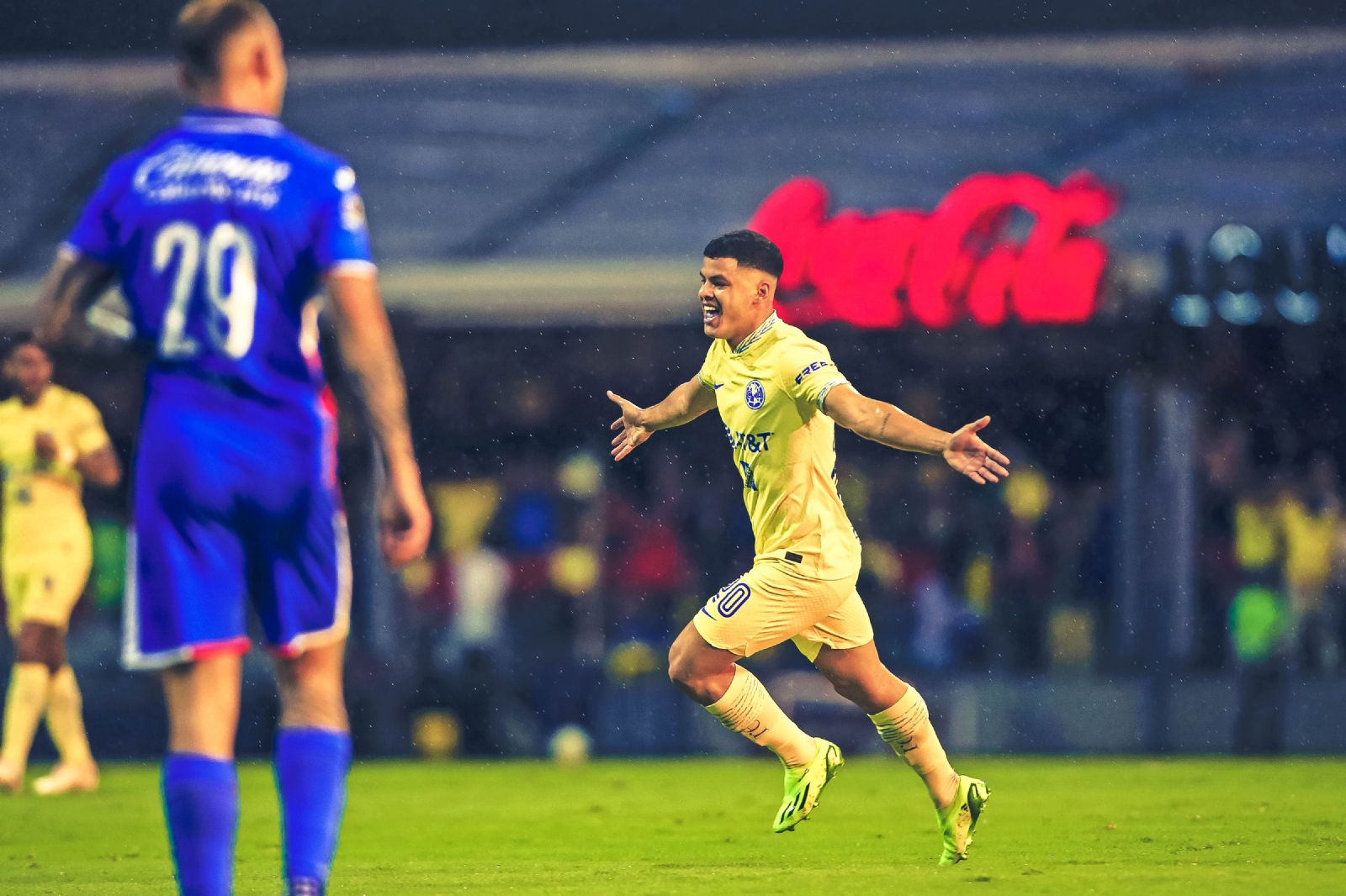 El Cruz Azul no logró evitar que el América lo goleara frente a su afición en medio de un partido donde la lluvia estuvo presente