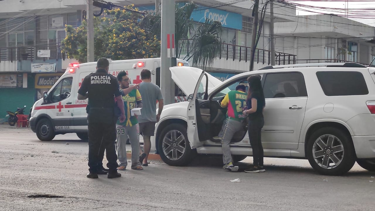 Camioneta chocha contra poste de cámaras de video en Ciudad del Carmen