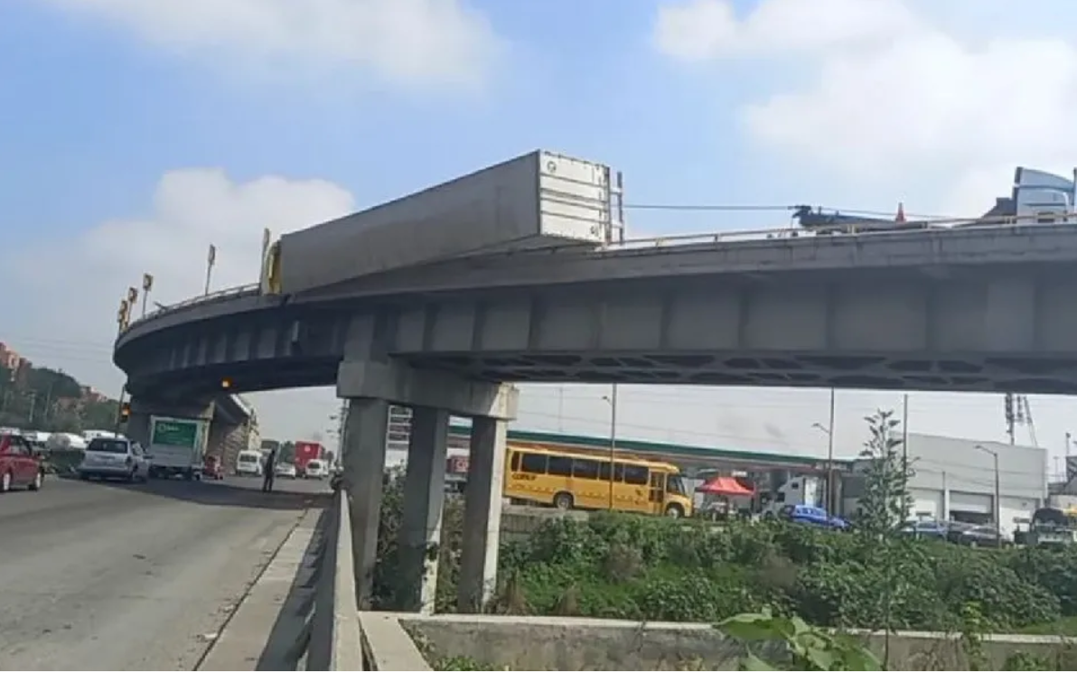 Vuelca tráiler y queda a punto de caer de puente del Circuito Exterior Mexiquense: VIDEO