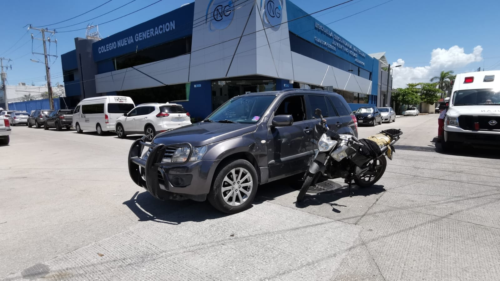 Conductor se 'vuela' el alto y atropella a motociclista en Ciudad del Carmen