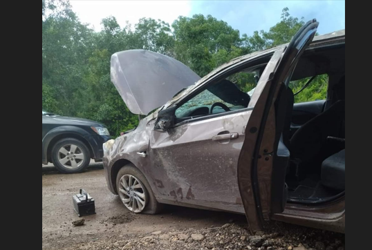 Auto pierde el control cuando intentaba rebasar y sale de la carretera en Lázaro Cárdenas