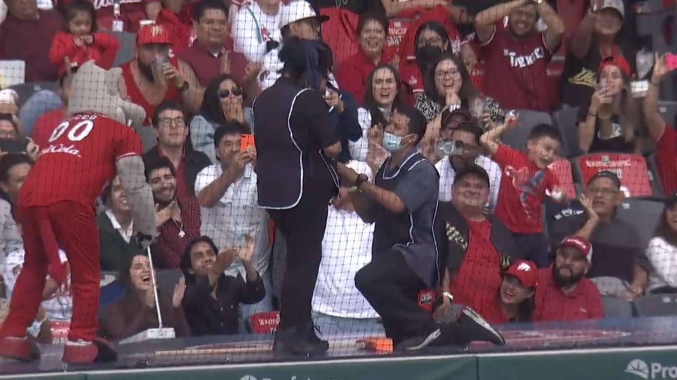Pareja robara cámara durante un juego de la Liga Mexicana de Béisbol al comprometerse.