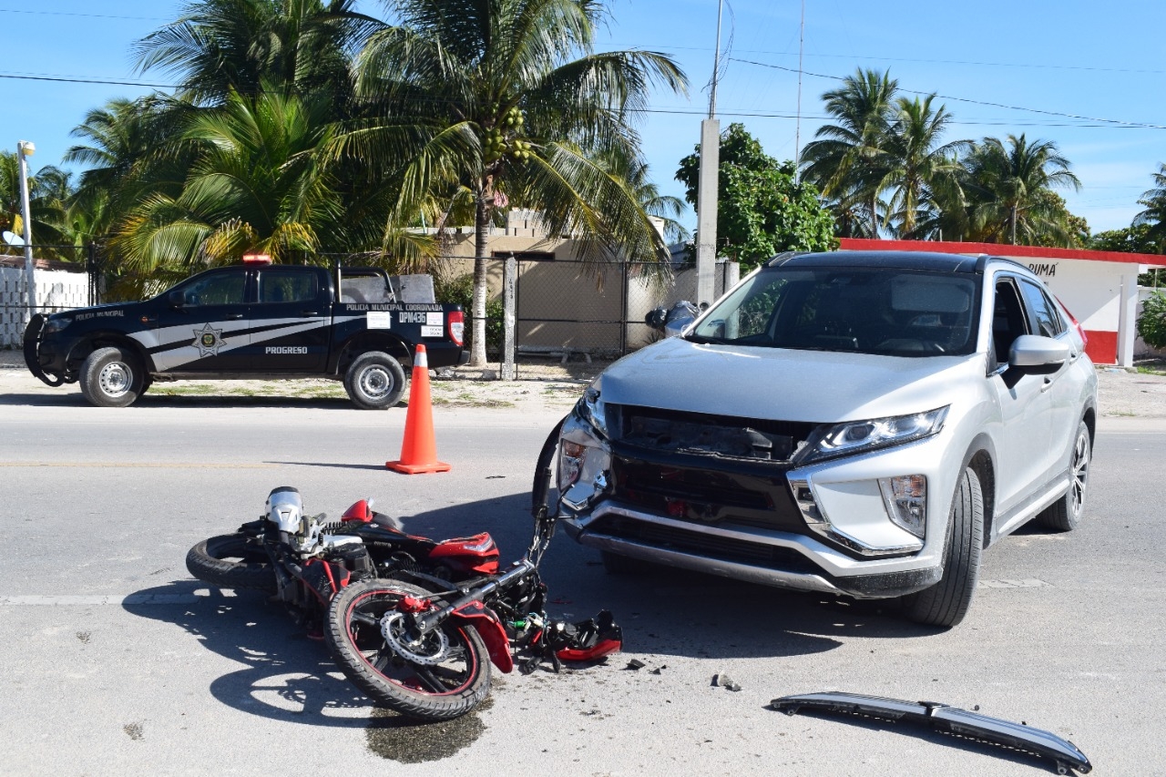 Abuelito atropella a motociclista sin casco en la carretera Chelem-Chuburná