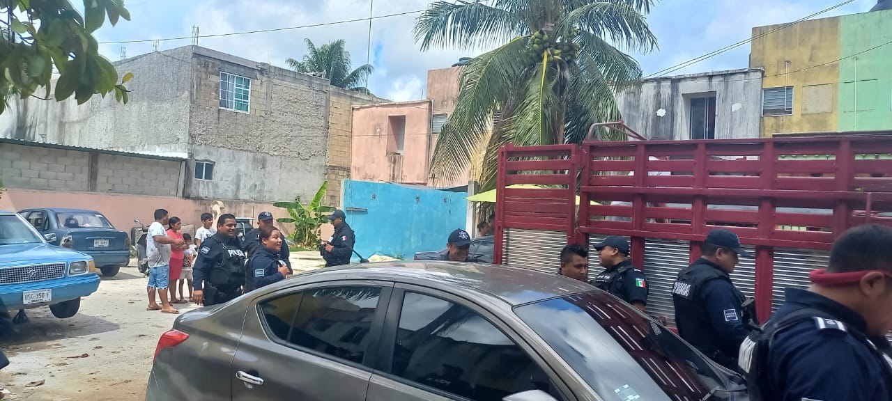 Policías de Playa del Carmen vigilaron que el desalojo en el fraccionamiento La Guadalupana se realizara sin mayores inconvenientes