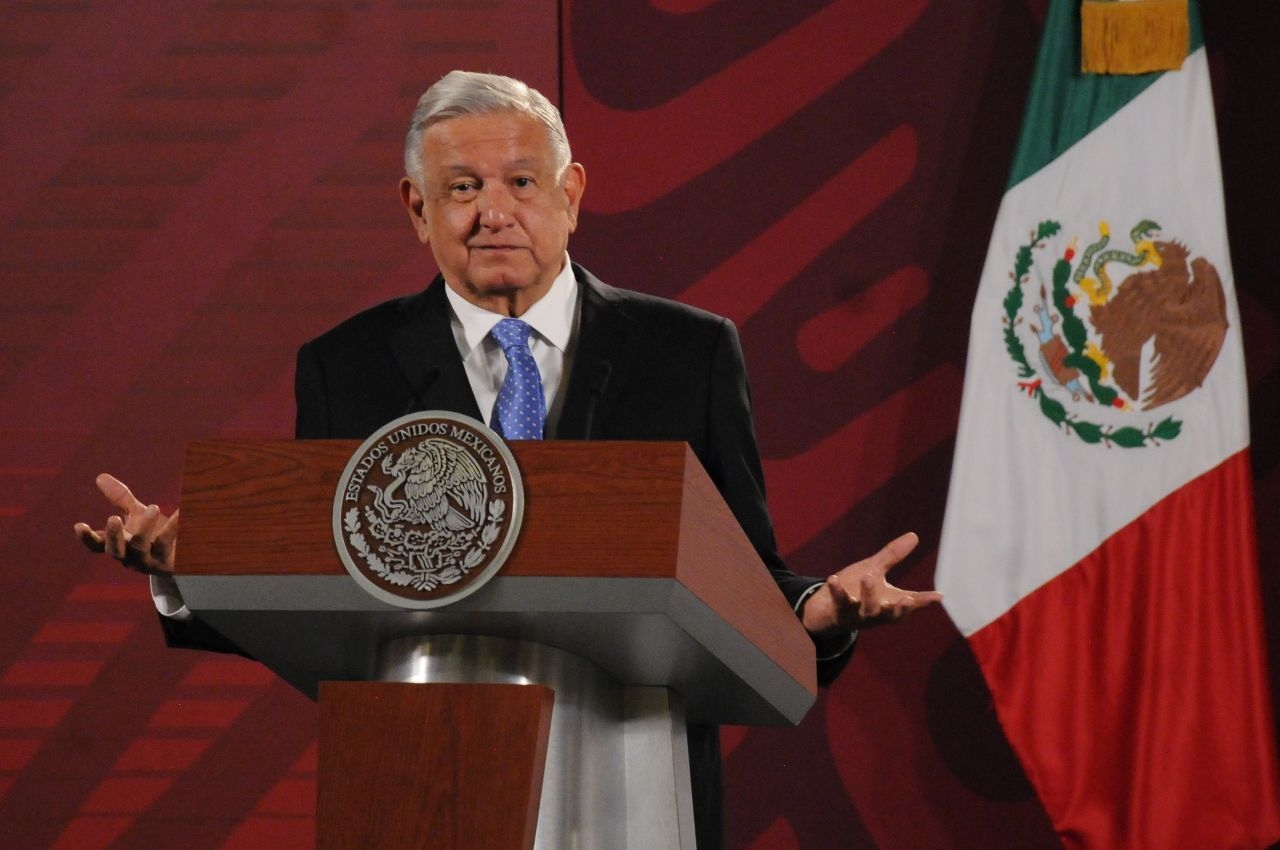 AMLO llega ronco a la mañanera de este jueves; fue un mal aire, dice