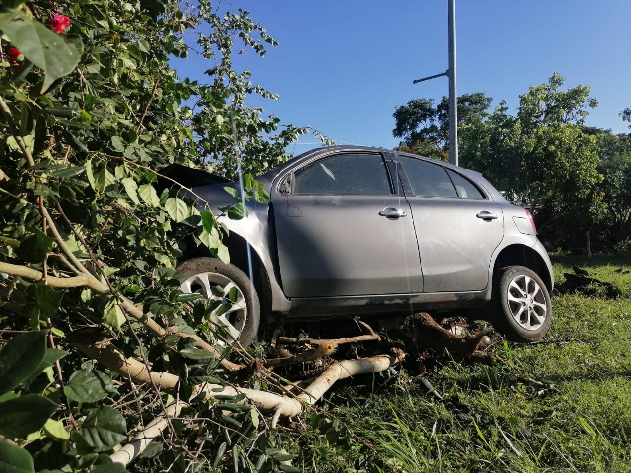 El vehículo se fue a la hondonada que divide al Periférico de Mérida