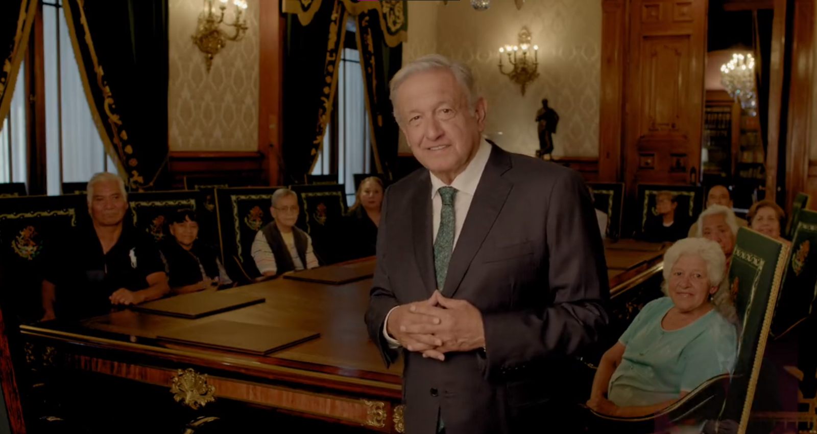 AMLO apareció junto a 11 adultos mayores en su primer promo sobre su Cuarto Informe de Gobierno, grabado en Palacio Nacional