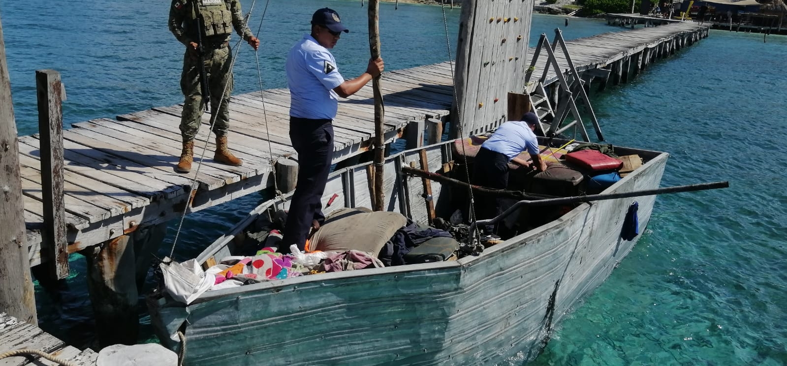 Hallan embarcación 'hechiza' en el muelle de un hotel en Isla Mujeres