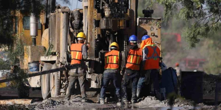 Rescate de mineros atrapados en Coahuila tardaría de 6 a 11 meses, revelan familiares