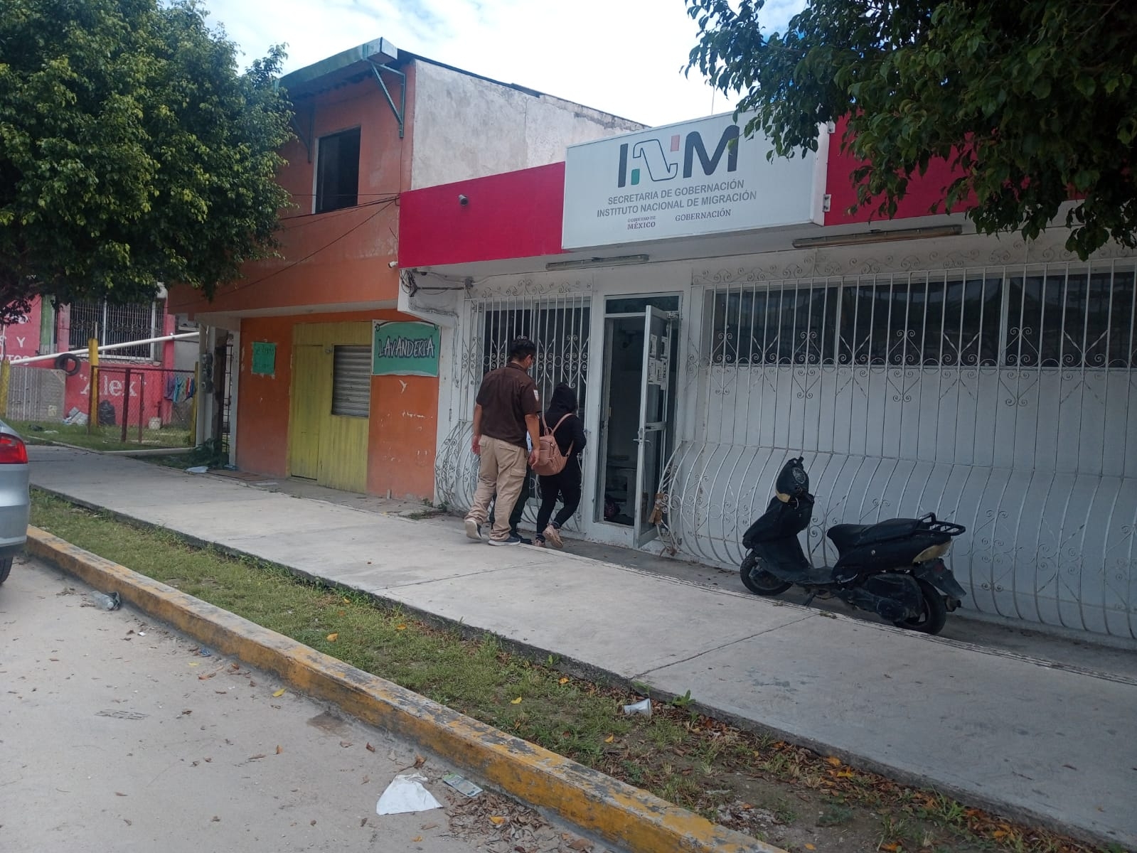 Migrante intenta escapar del INM tras ser detenida en la carretera Escárcega-Chetumal