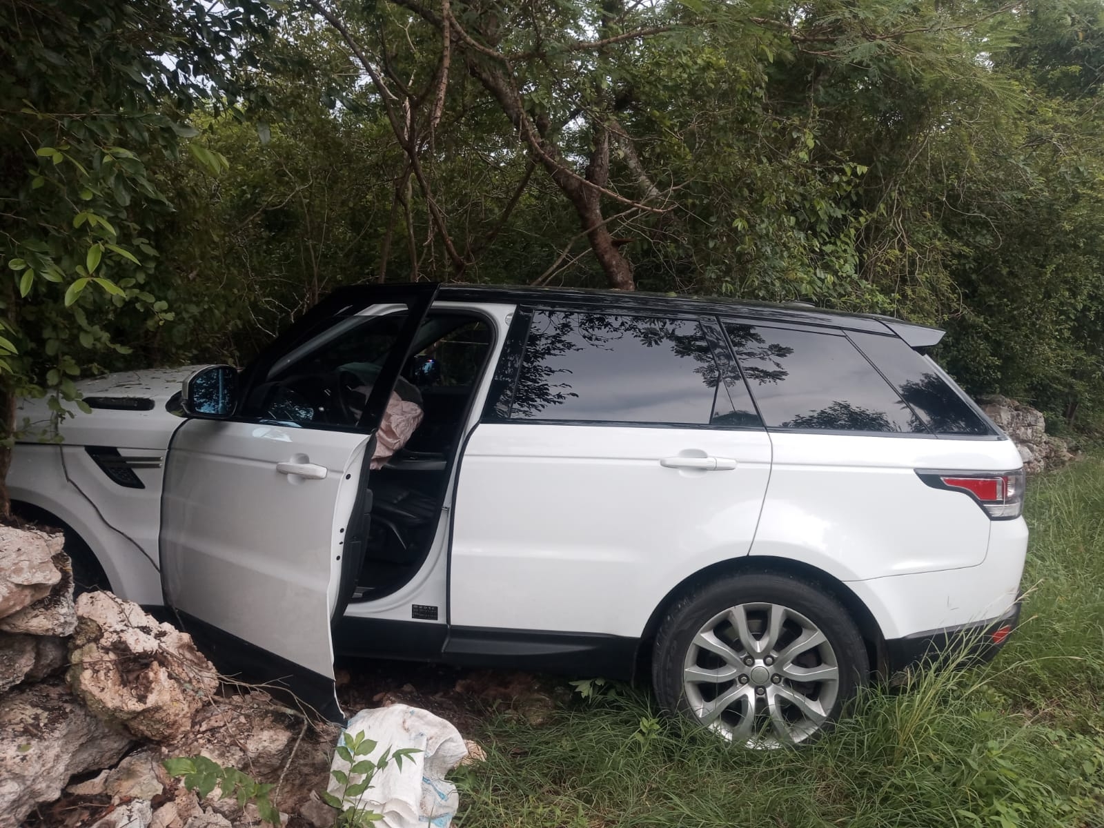 Camioneta pierde el control y se sale de la carretera en Baca, Yucatán