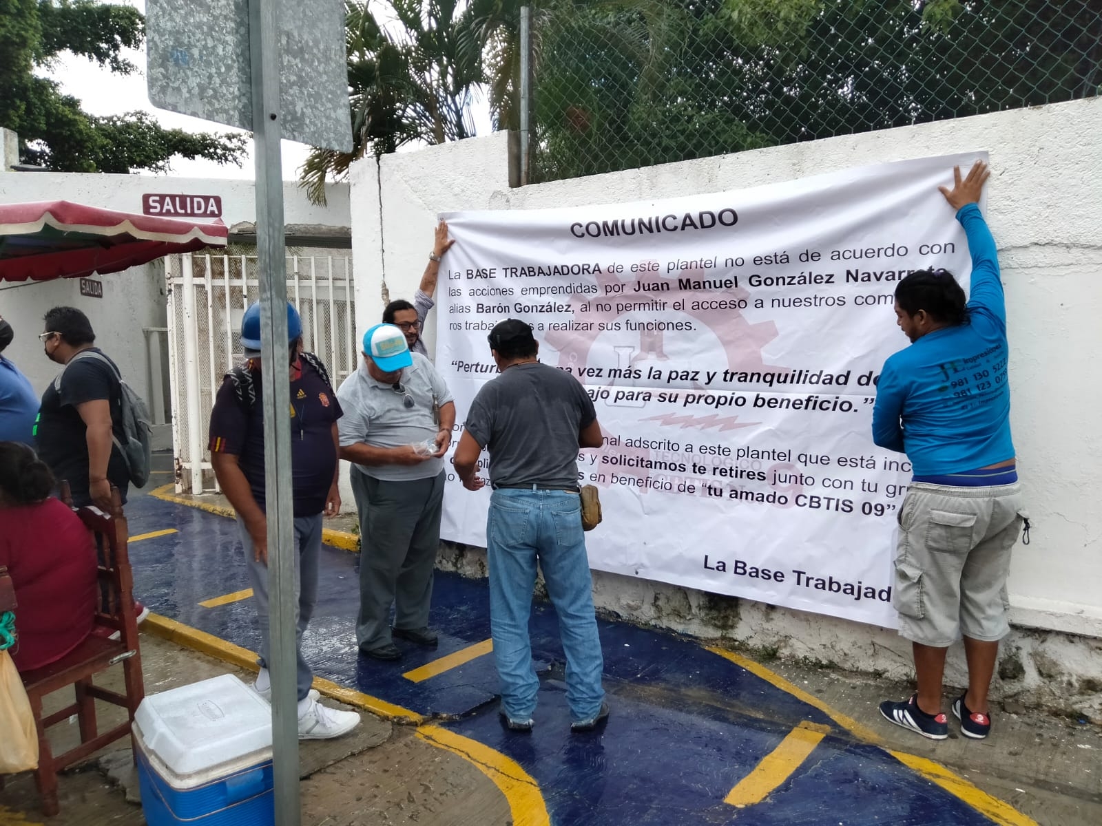 Trabajadores sindicalizados del CBTIS 9 de Campeche en manifestación contra director