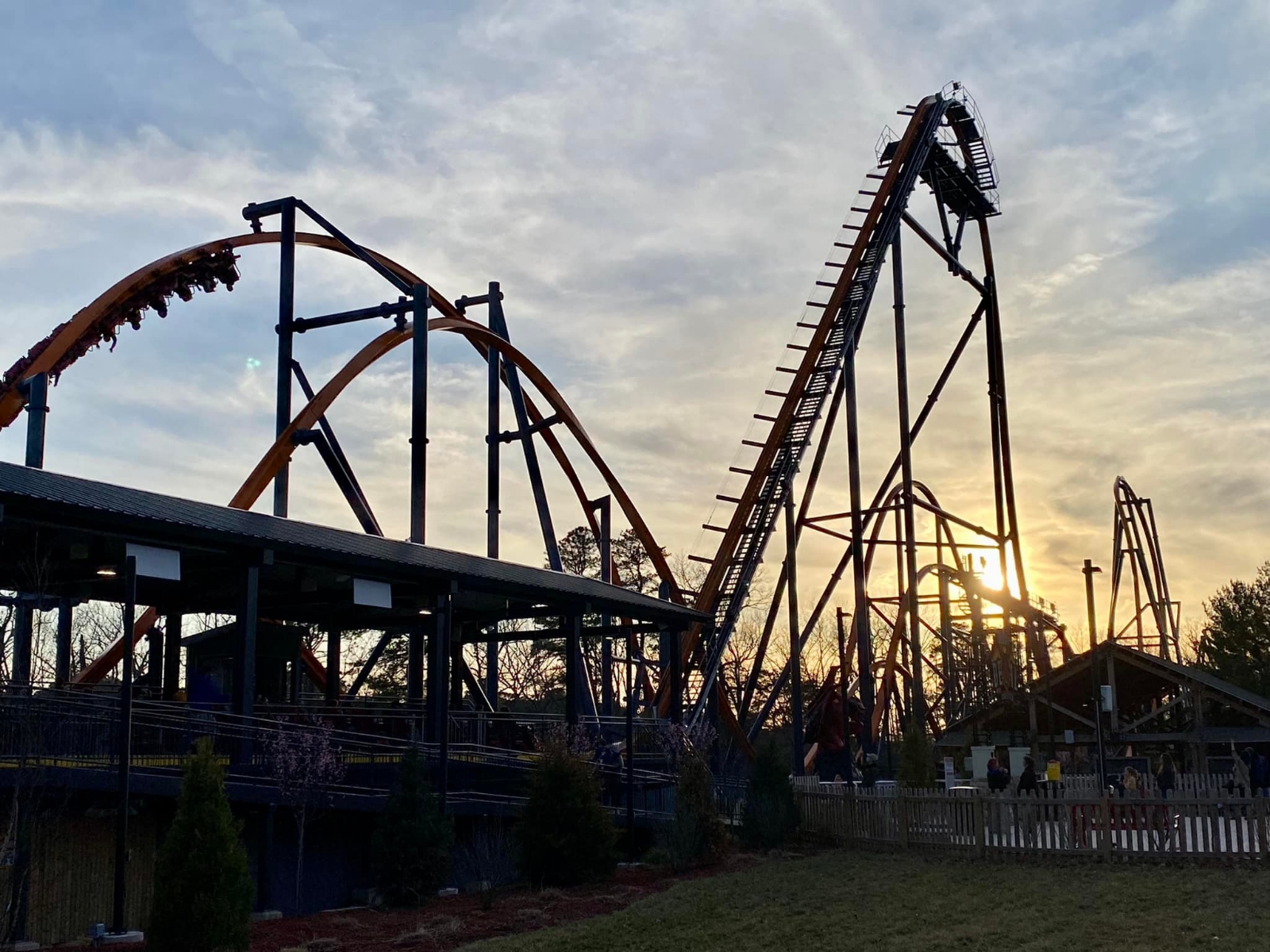 Cierran montaña rusa en Six Flags de Estados Unidos tras presunta falla mecánica