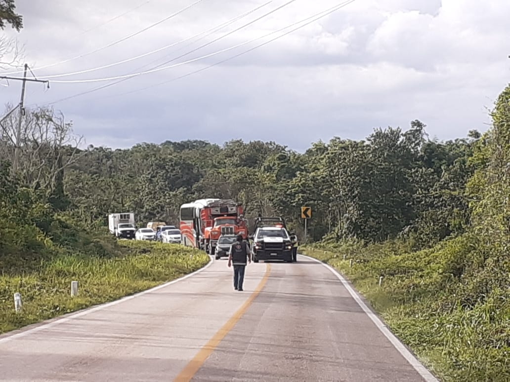 Pipa de gas se sale de la carretera y genera caos vial en José María Morelos