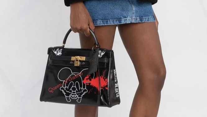 Farfetch oferta bolsas con diseños de Disney en un millón de pesos