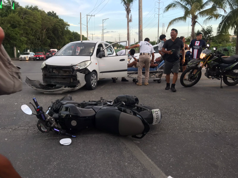 De acuerdo con información preliminar, el accidente vehicular sucedió cerca de las 18:00