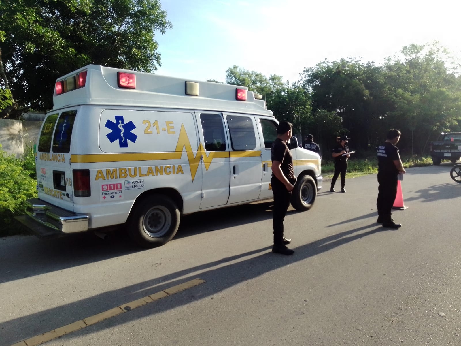 Paramédicos atendieron al motociclista, quien debido al fuerte impacto, terminó entre la maleza