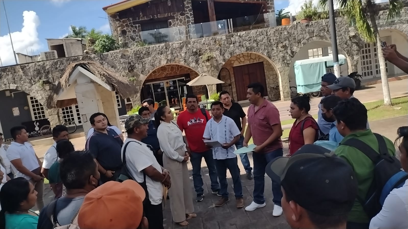 La comitiva de delegados de las comunidades rurales cuestionaron a la Alcaldesa de Carrillo Puerto, Maricarmen Hernández, la falta de asignación de apoyos sociales a sus localidades