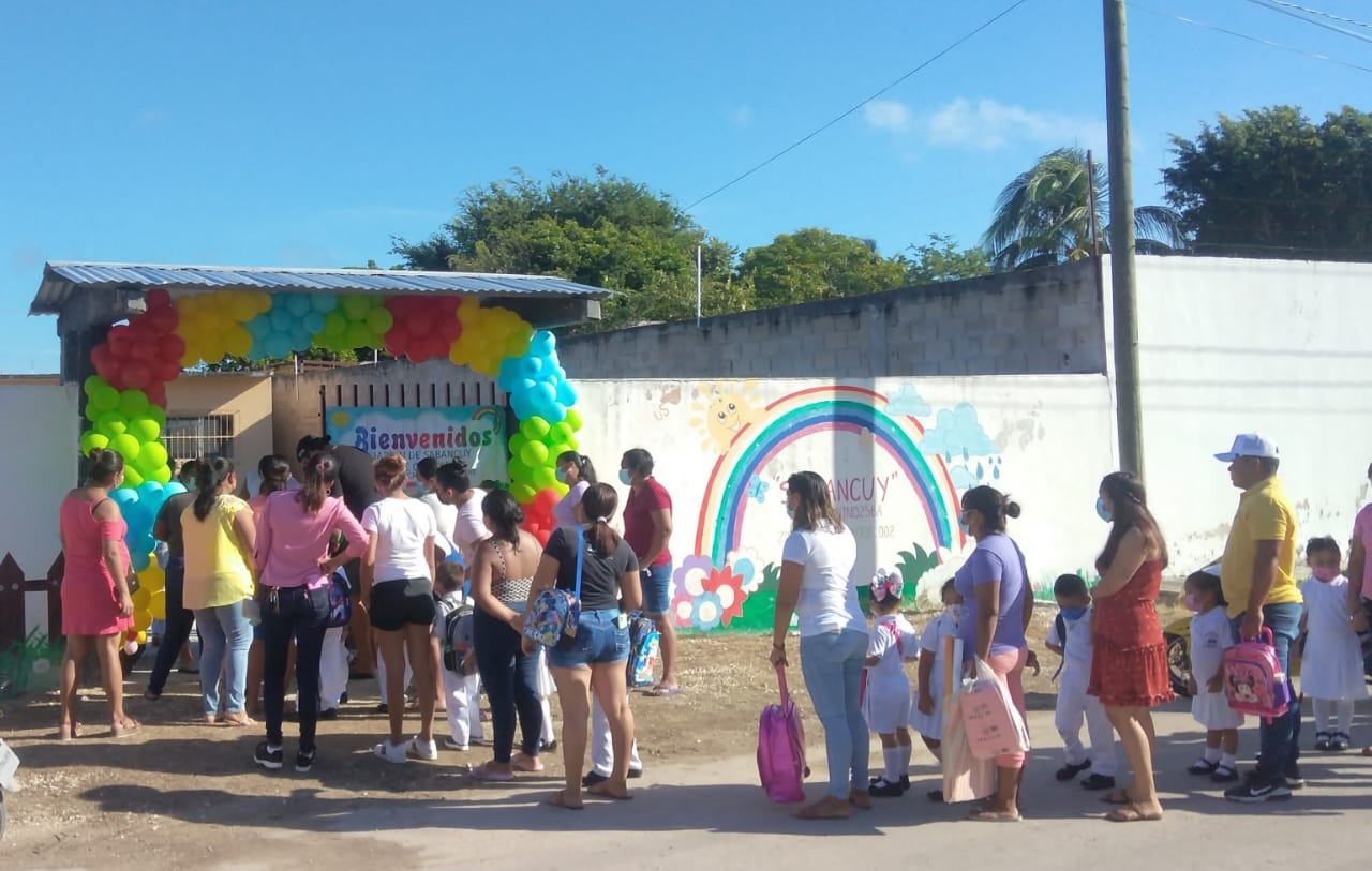 En los kínderes, maestros recibieron a los alumnos entre globos