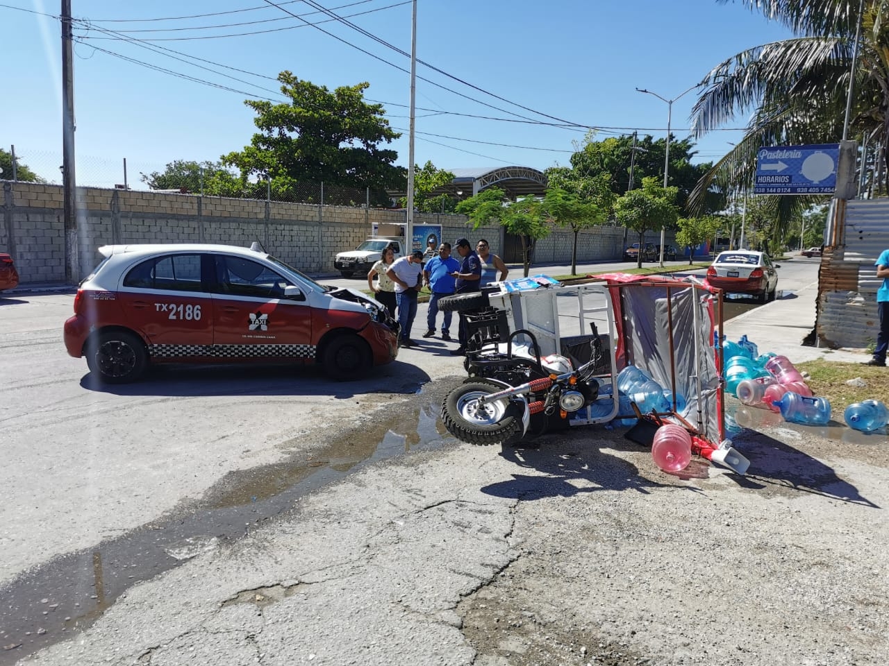 Taxista choca contra motorepartidor de agua purificada en Ciudad del Carmen