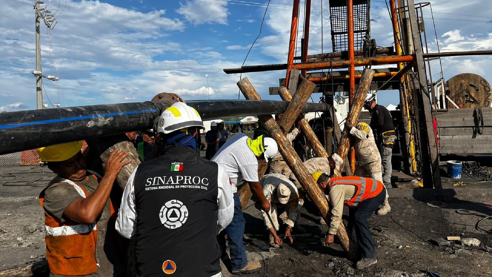 Trabajos de rescate de 10 mineros atrapados en Sabinas se detendrán y en el sitio se hará una capilla para honrarlos, afirmaron familiares