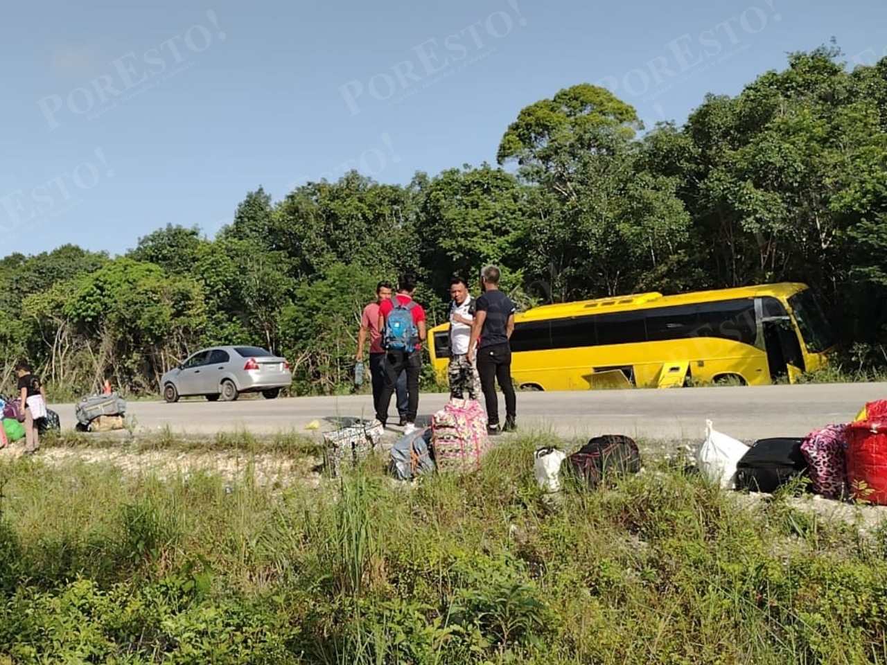 Los pasajeros del autobús accidentado en la carretera Felipe Carrillo Puerto-Tulum buscaron la manera de llegar hasta Playa del Carmen, su destino final