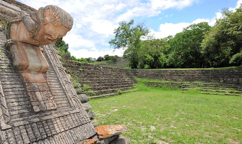 Los investigadores encontraron 400 vasijas que contenían cenizas, carbón, goma y raíces en una cripta prehispánica.