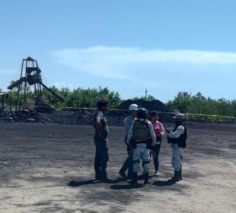 Ocho hombres siguen atrapados en la mina