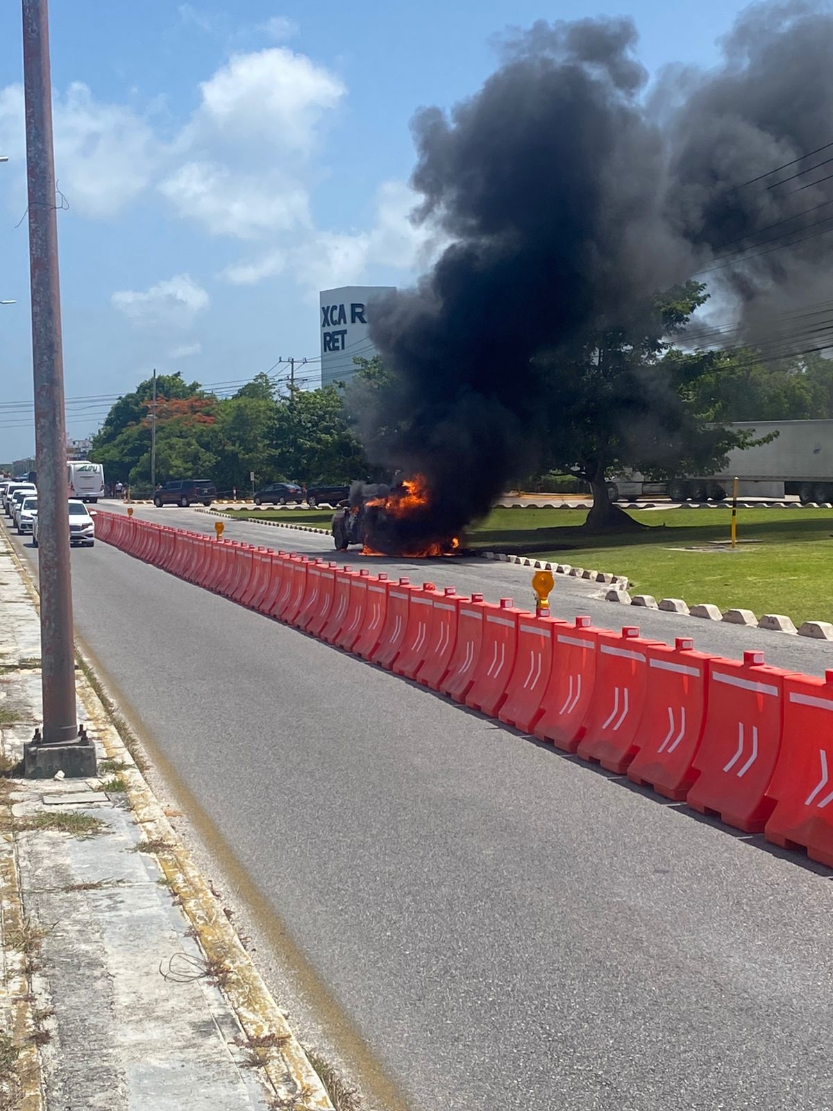 La camioneta usada como vulcanizadora móvil se quemó en plena vía que actualmente se encuentra en rehabilitación en Cancún