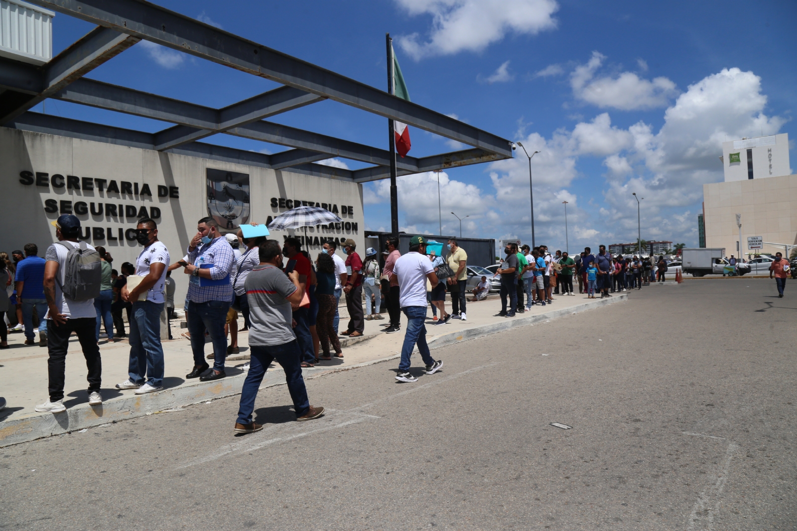 Módulos de reemplacamiento en Mérida, 'abarrotados' a un día de finalizar el trámite