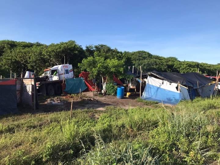 Por evitar choque, tráiler termina dentro de una invasión en Sabancuy, Campeche