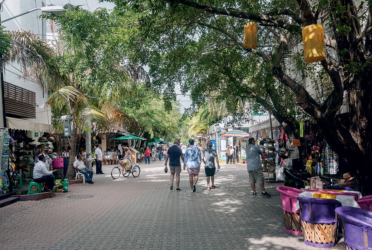 La Quinta Avenida es la arteria más icónica de Playa del Carmen