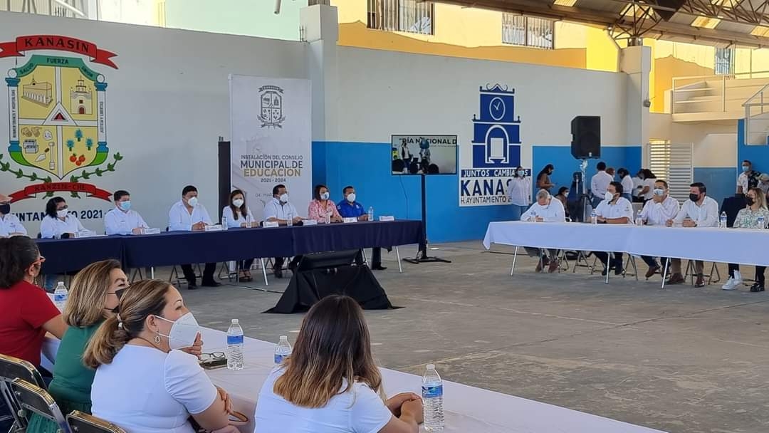 Oney Pérez, esposa de Román Bojórquez Ramírez, hermano del Alcalde, aparece como miembro integrante del Consejo de Educación municipal