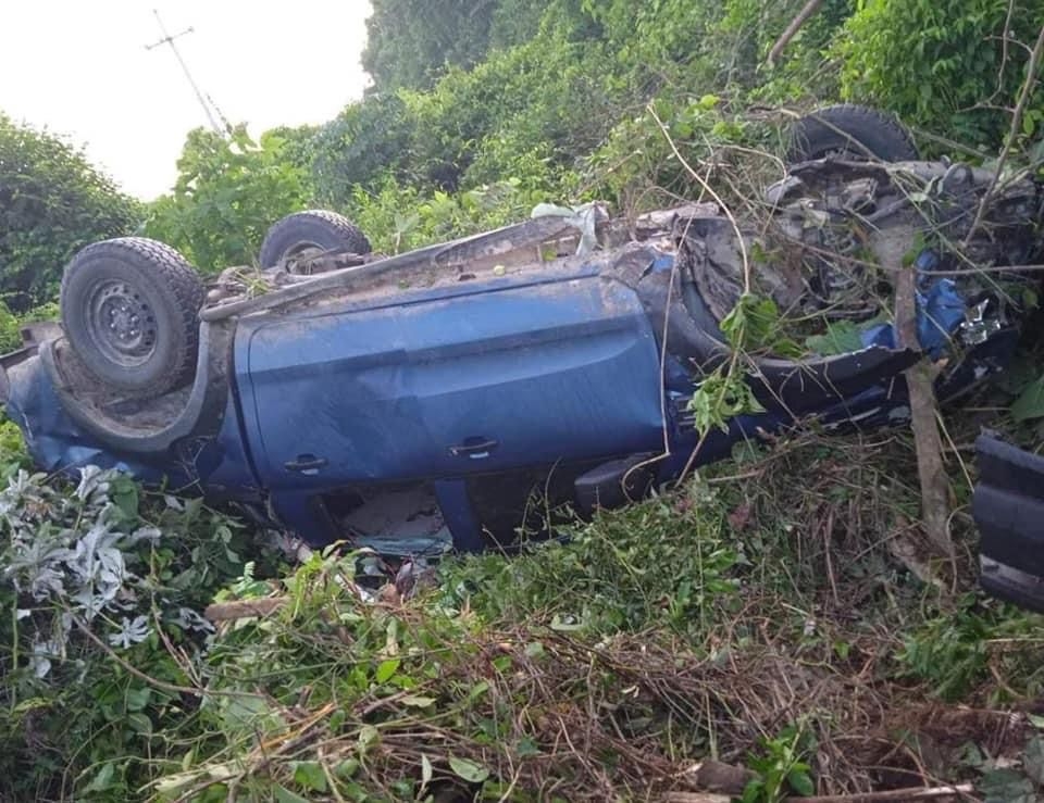 Hallan cadáver dentro de un automóvil volcado en la carretera Chetumal-Bacalar