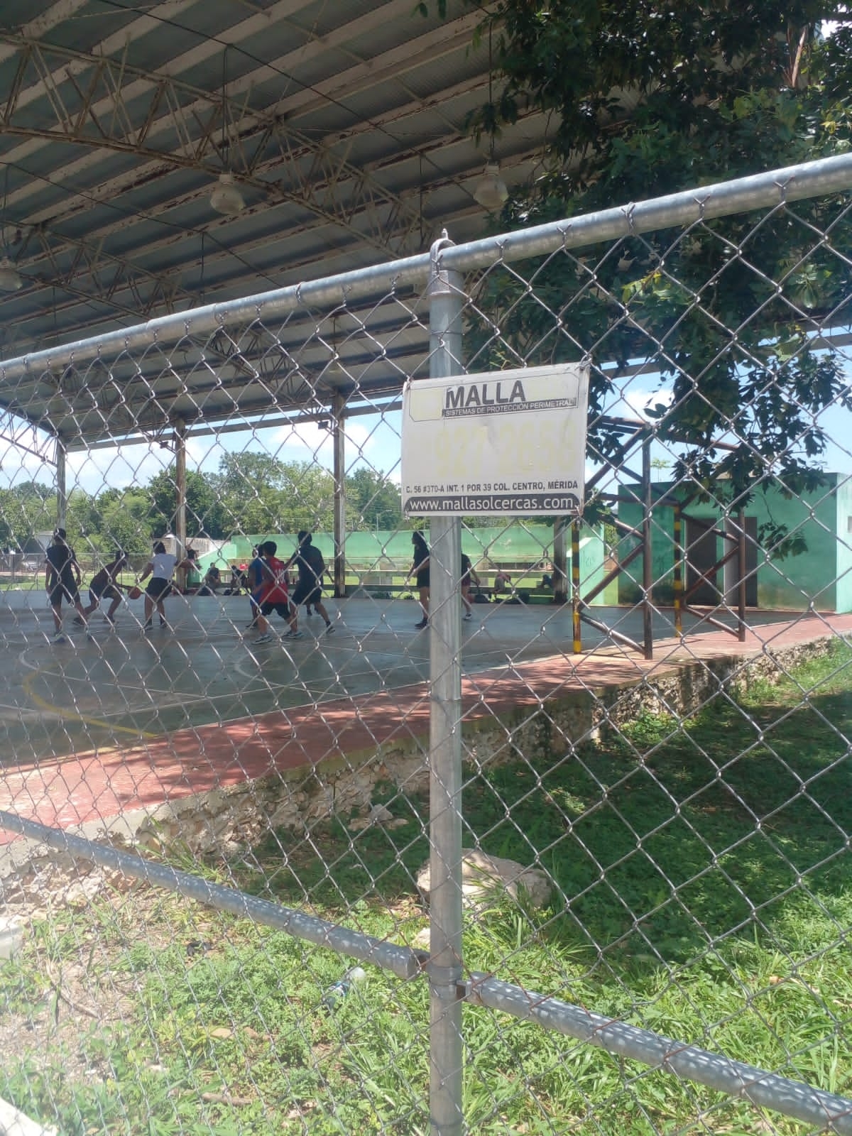 El incidente ocurrió cuando un niño y un joven tocaron una malla de alambre en una cancha