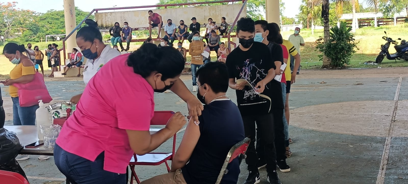 Adolescentes reciben segundo refuerzo anticovid en Kantunilkín, Quintana Roo