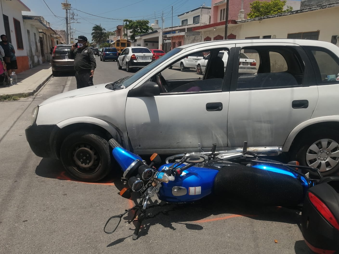 El motociclista resultó con lesión en la rodilla