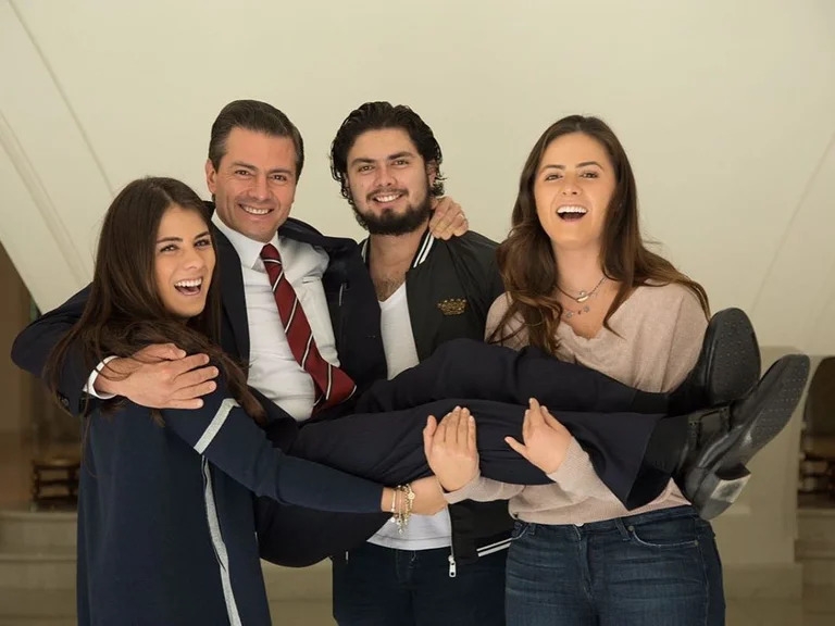 Peña Nieto con sus hijos Nicole, Alejandro y Paulina. Foto: Especial