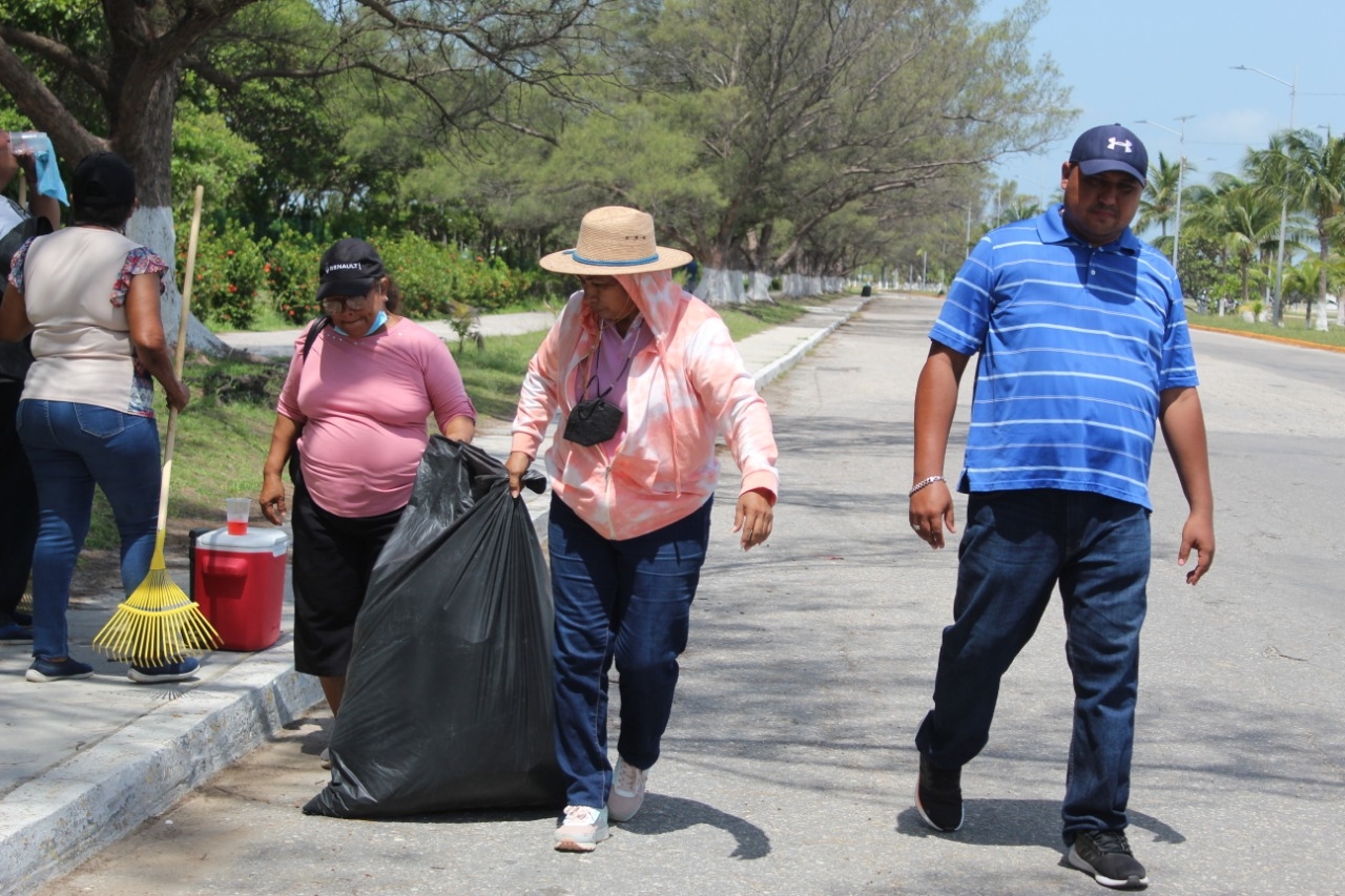 Ayuntamiento de Ciudad del Carmen manda a barrer a 200 trabajadores y... ¡se molestan!