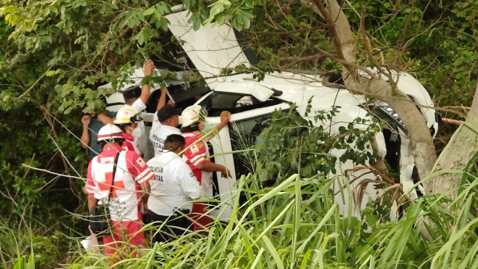 Servicios de emergencia brindaron auxilio a las mujeres. Foto: Ricardo Jiménez