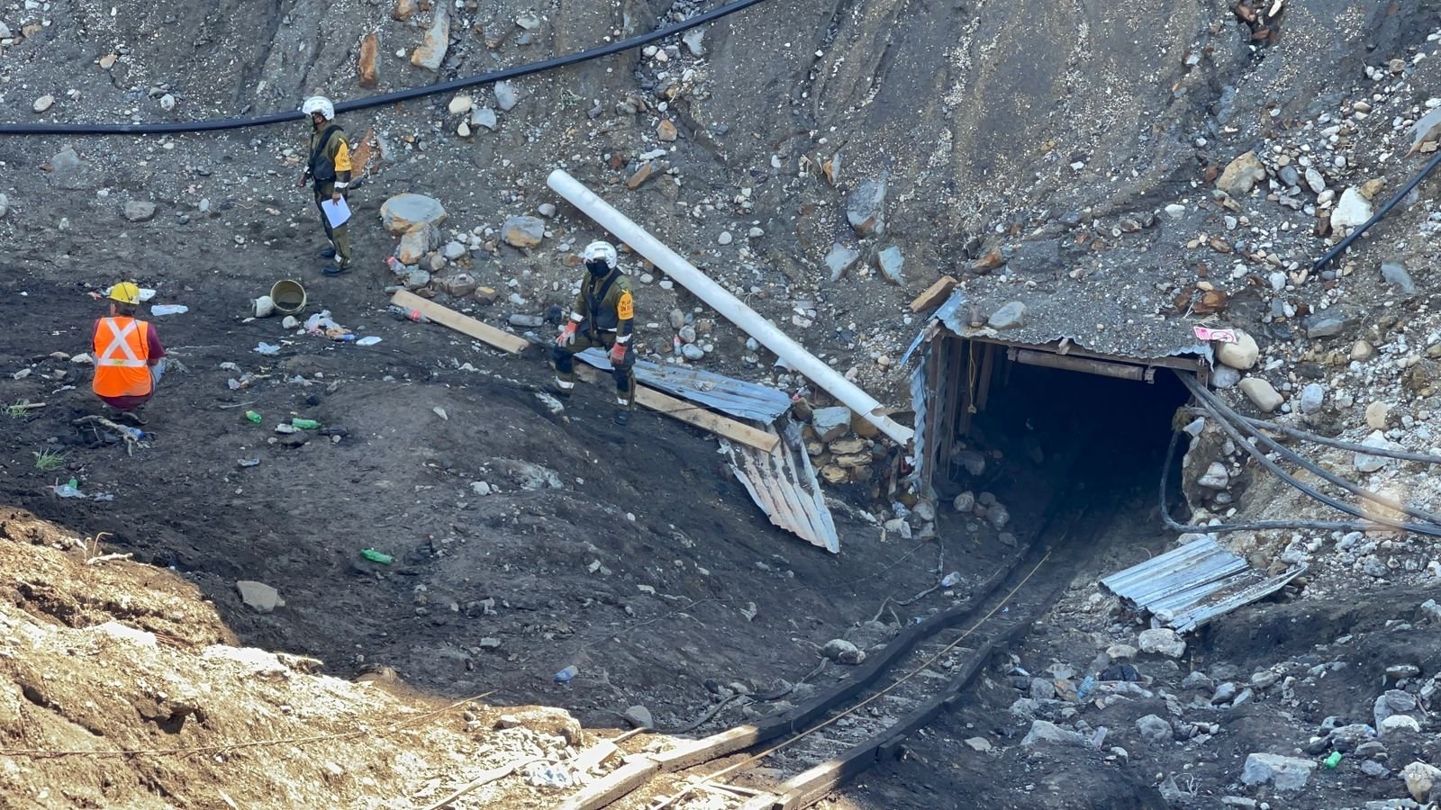 Más de 150 personas trabajan las 24 horas para rescatar a mineros atrapados en Coahuila