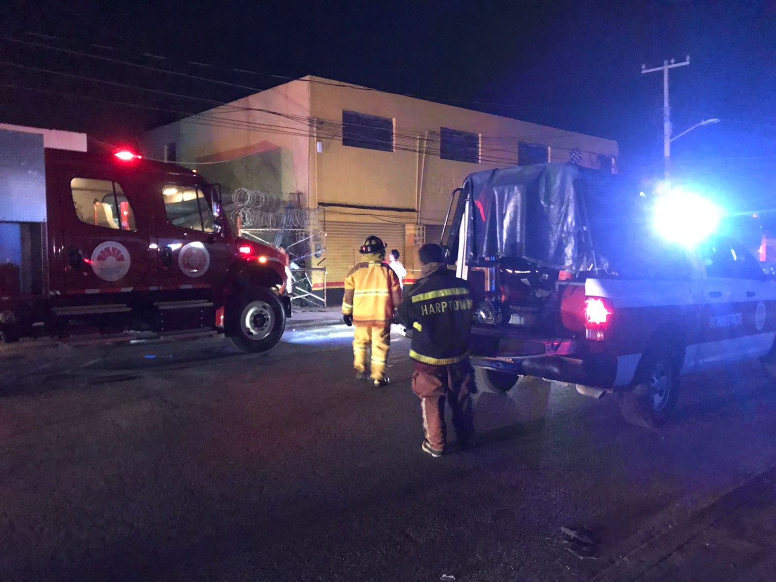 Incendio en carpintería de Cancún deja a una persona intoxicada por el humo