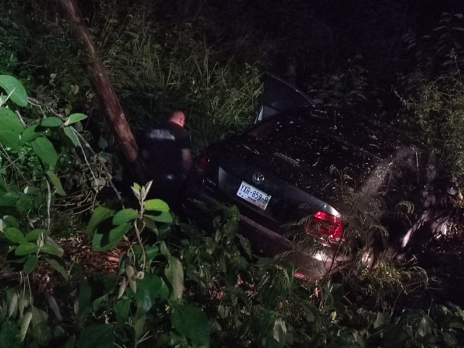 Elementos de la policía llegaron al lugar para remolcar el carro