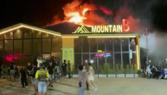 El fuego comenzó en la discoteca Mountain B en el distrito Sattahip