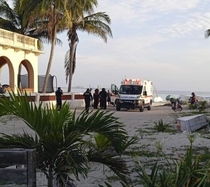 Lancha sardinera embiste a tres pescadores en Progreso