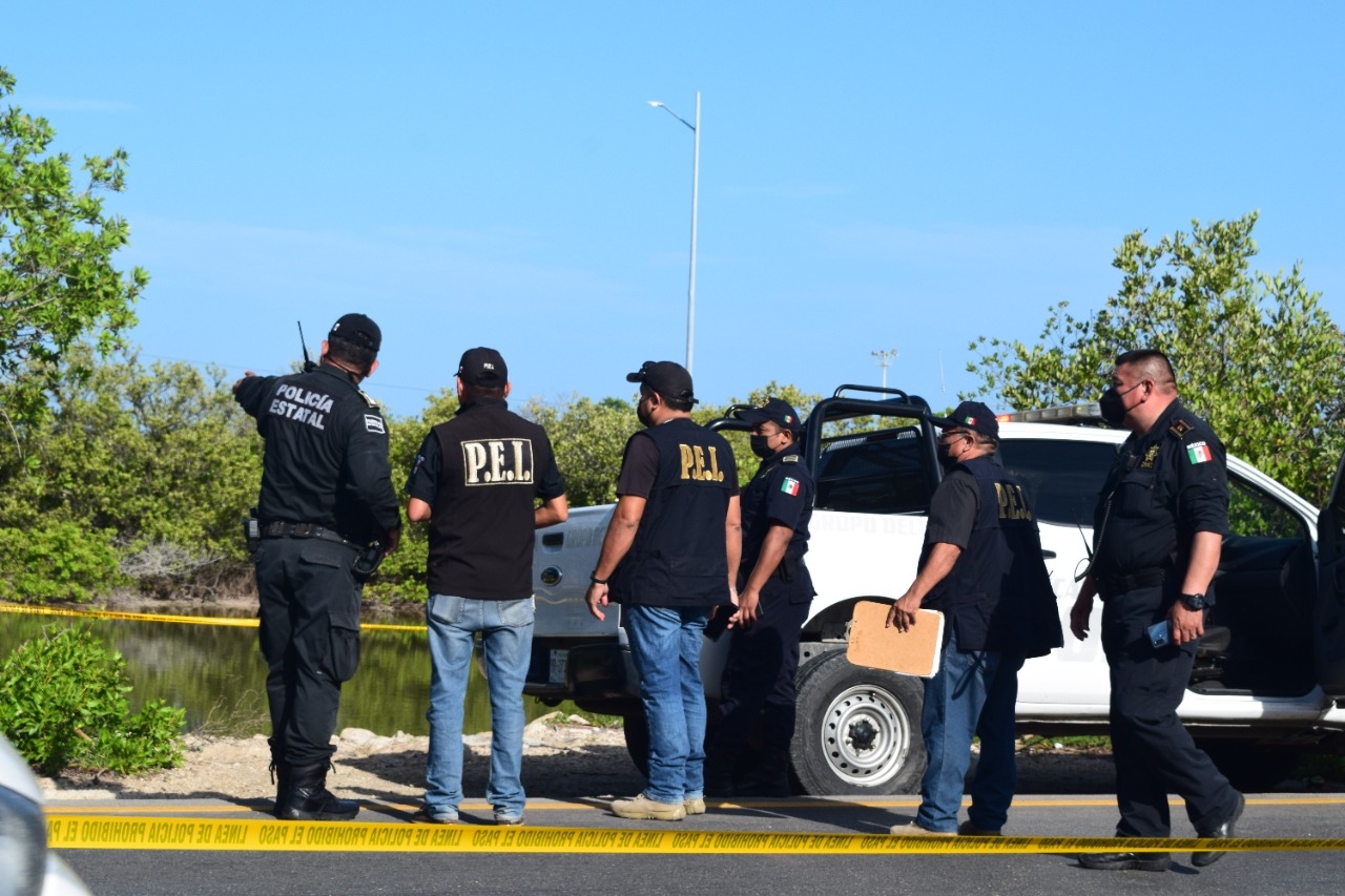 Elementos de la FGE y PEI acordonaron el área para el levantamiento del cuerpo