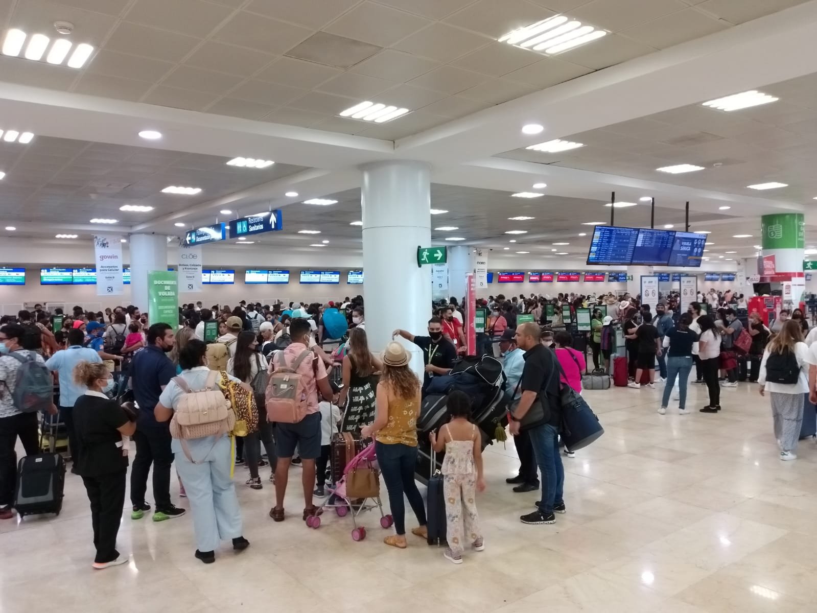 Las aerolíneas han pedido a sus usuarios que tomen sus revisiones ante el tráfico vehicular para poder llegar a tiempo al aeropuerto de Cancún