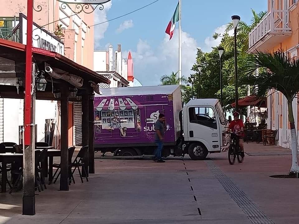 El camión rompió la tapa de un registro de la CFE en la colonia Centro de Cozumel, que previamente había sido dañada por otro vehículo pesado