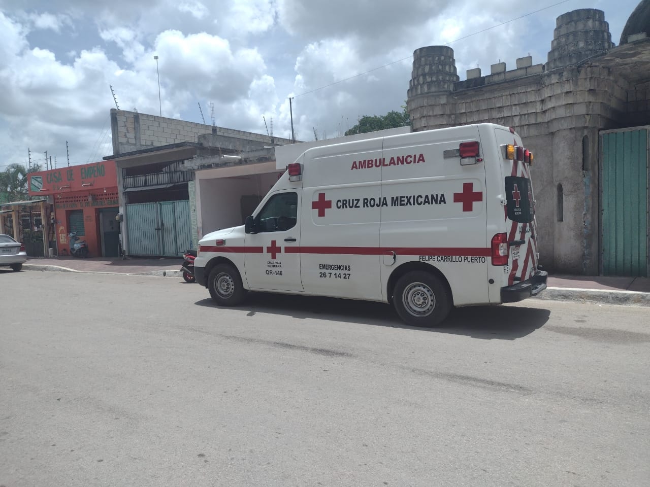 Una ambulancia llegó a la clínica dental en Carrillo Puerto para atender a la fémina que había sido víctima de una extorsión telefónica