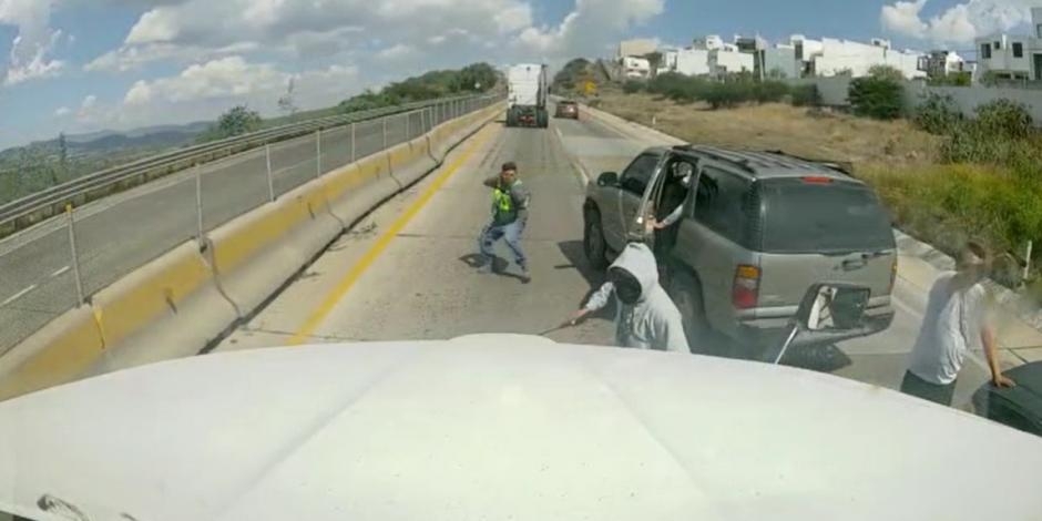 Difunden video del momento exacto en que roban un tráiler en Chichimequillas, Querétaro